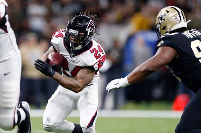 El corredor Devonta Freeman se perdió los últimos dos partidos de los Falcons de Atlanta tras sufrir un esguince en un pie. (AP)