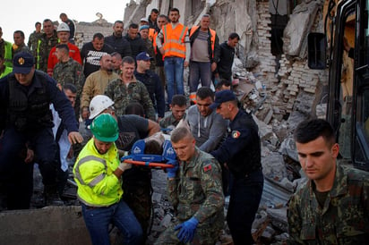 Las operaciones para rescatar a otros posibles sepultados continuaron durante la noche del martes. (EFE) 