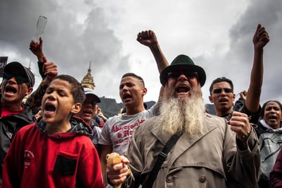 Con tamborileros, actos circenses y ritmo de carnaval comenzaron este miércoles en Bogotá las movilizaciones callejeras del segundo paro nacional convocado en menos de una semana. (EFE) 