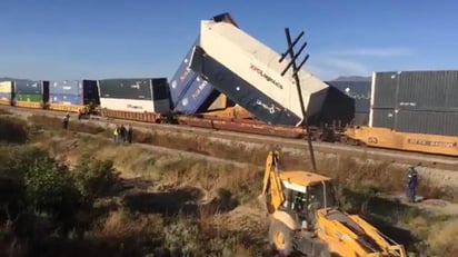 Fue al realizar maniobras de descarga de materiales de partes automotrices que se presentó un descarrilamiento de varios vagones del ferrocarril. (EL SIGLO COAHUILA)