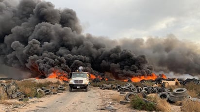 El incendio está afectando un área de 800 metros, donde se tenían almacenadas llantas y empaques automotrices. (EL SIGLO DE TORREÓN)