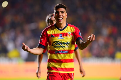 Luis Ángel Mendoza celebra luego de marcar el tanto del empate definitivo a tres goles entre Monarcas y León. (JAM MEDIA)