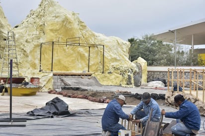 A la par, la dependencia trabaja en la instalación del Nacimiento Monumental en el interior del parque La Esperanza, el cual ocupará un área de mil 200 metros cuadrados junto al Museo Acertijo. 
(EL SIGLO DE TORREÓN)