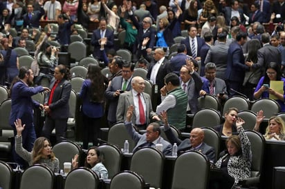 El pleno aprobó la reconformación de la Sección Instructora, de cuatro integrantes, y como presidente quedó Pablo Gómez, de Morena; como secretaria Martha Patricia Ramírez Lucero, también morenista y quien hasta esta mañana encabezaba la instancia. (EL UNIVERSAL)