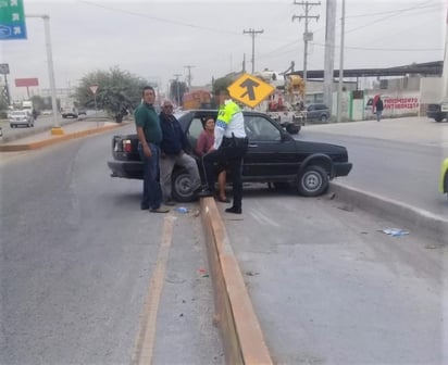 Al perder el control, el conductor se impactó contra el cordón del camellón para posteriormente girar hacia el lado izquierdo y chocar contra un señalamiento vial, dañándolo, terminando finalmente en medio del camellón. (EL SIGLO DE TORREÓN)