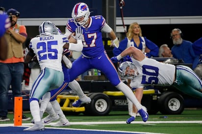 El mariscal de campo de los Bills, Josh Allen, anota por la vía terrestre en el tercer cuarto. (AP)