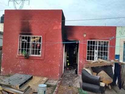 Fuego termina con vivienda en el fraccionamiento La Paz. (EL SIGLO DE TORREÓN)