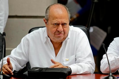 Siguen cobrando su salario en Petróleos Mexicanos (Pemex), lo que en suma da un monto bruto cercano a los 700 mil pesos mensuales. (ARCHIVO)