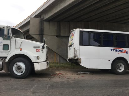 Según los primeros reportes de las autoridades presentes, los vehículos redujeron su velocidad debido a que metros adelante se encontraba instalado un filtro de revisión de la Dirección de Autotransporte.
(EL SIGLO DE TORREÓN)