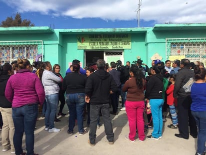 Hasta el lugar, llegó Gabriel Castillo Domínguez, director de Servicios Educativos en la Subsecretaría de Educación en La Laguna quien dijo que ya explicaron a los padres que esta es una situación interna que deben resolver bajo la normatividad vigente.
(EL SIGLO DE TORREÓN)