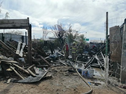 Los trabajos se concentraron en un jacal, en donde los propietarios acumulaban madera, ya que este era el que propagaba de manera rápida las llamas.
(EL SIGLO DE TORREÓN)