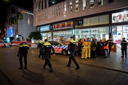 El incidente tuvo lugar en una tienda de la Grote Markstraat, una calle céntrica de La Haya, que los agentes han cerrado por seguridad. (AP)