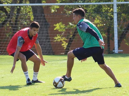 El 'Turco' Mohamed inició la sesión con una plática con sus pupilos previo a la sesión de entrenamientos. (CORTESÍA) 