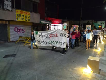 Avanzaron por el Paseo Morelos con consignas como 'más amor, menos motor', 'ni un grado más, ni una especie menos', entre otras. (EL SIGLO DE TORREÓN)