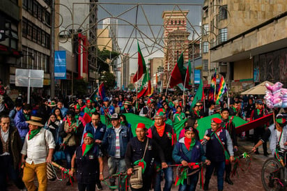 Más de un centenar de indígenas recorrieron la ciudad en una chiva.