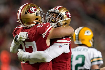 El ala defensiva Arik Armstead (c) es felicitado por Nick Bosa, su compañero en los 49'ers de San Francisco, tras capturar a Aaron Rodgers el domingo pasado. (AP)