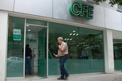 El titular de la Sedener advirtió que si se deja de pagar el convenio, la CFE puede proceder a través de un juicio mercantil a los embargos desde una televisión hasta un coche.

(ARCHIVO)