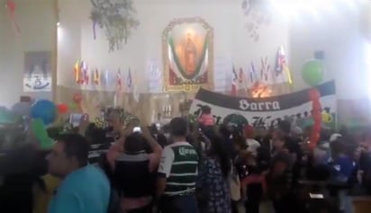 Fieles seguidores al Santos Laguna participaron en una peregrinación hacia la Parroquia de Nuestra Señora de Guadalupe. (ESPECIAL)