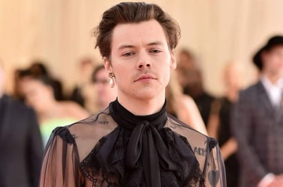 Los fanáticos de Harry Styles no pueden ocultar su emoción, luego de que en redes sociales circularan fotografías de posters del artista británico en diversas locaciones con la fecha de su nuevo sencillo Adore you. (ESPECIAL)
