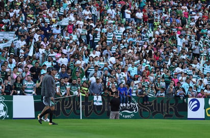 Muchos aficionados acudieron ayer al entrenamiento público que hicieron los Guerreros en la cancha del Estadio Corona.