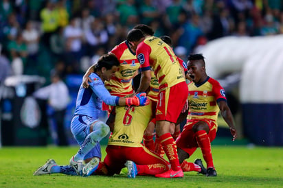 Celebran los jugadores de Morelia tras derrotar 2-1 al León, y conseguir su boleto a las semifinales.