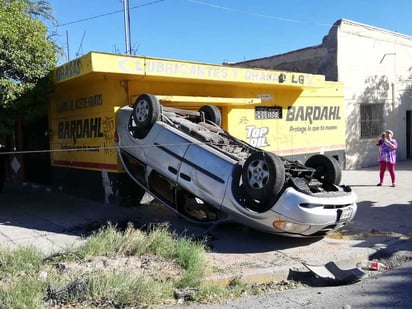 Conductor se pasa semáforo en rojo y provoca choque, después vuelca y termina en la banqueta. (EL SIGLO DE TORREÓN)