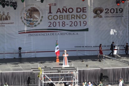 Ante un zócalo lleno, el presidente Andrés Manuel López Obrador celebra su primer año gobierno y en su mensaje al pueblo de México destacó que las reformas legales hechas por su gobierno configuran una nueva constitución. (NOTIMEX)