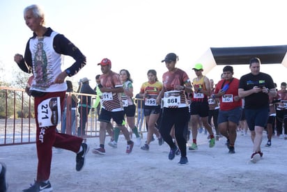 José Ricardo Vega se acreditó la rama varonil en la Carrera Atlética 5 K Virgen del Desierto, celebrada la mañana de este domingo, sobre la carretera Gómez Palacio-La Torreña. (HUMBERTO VÁZQUEZ)