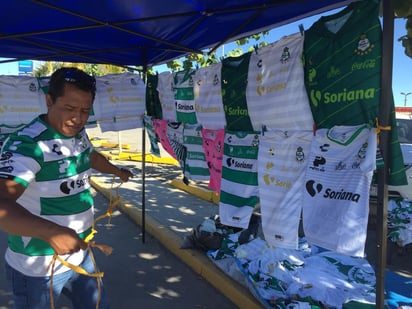 El marcador que dejó el partido de ida entre el Club Santos Laguna y los Rayados del Monterrey de 5-2, desanimó a los comerciantes informales, cuya presencia es baja en la ciudad. (GUADALUPE MIRANDA)