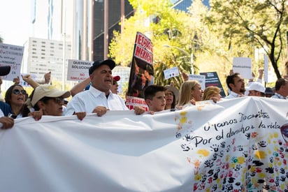 En el Monumento a la Revolución, donde se concentraron los contingentes que marcharon desde el Ángel de la Independencia y en donde están Julián y Adrián LeBarón entre otros participantes Morán, una de las convocantes demandó un viraje en materia de seguridad. (NOTIMEX)