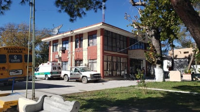 
Realizaron un recorrido alrededor del edificio de la Presidencia Municipal de Villa Unión, un área en el cual lograron censar cinco viviendas y comercios que resultaron con daños en sus fachadas y cristales por los impactos de bala. (EL SIGLO COAHUILA)