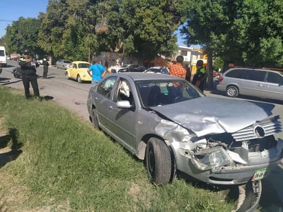 Ambos vehículos que participaron en el accidente vial resultaron con daños materiales de consideración. (EL SIGLO DE TORREÓN)