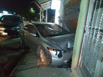 Conductor derriba poste, daña portón y parte de una barda. (EL SIGLO DE TORREÓN)