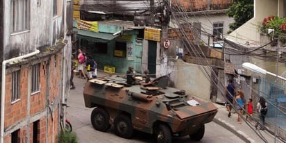 Según la policía, elementos fueron recibidos con botellazos y piedras, y ellos procedieron a arrojar gas lacrimógeno y balas de goma. (AGENCIAS) 