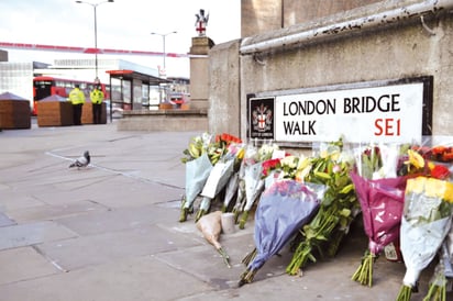 Las víctimas mortales eran jóvenes egresados de la Universidad de Cambridge, quienes fueron homenajeados por su familia y amigos. (EFE) 