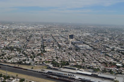 La medición del aire en Torreón solo se realiza en partículas menores o iguales a 10 micras (PM10) y solo con tres estaciones de monitoreo que además funcionan de manera manual y son muy viejas, casi obsoletas. (ARCHIVO)