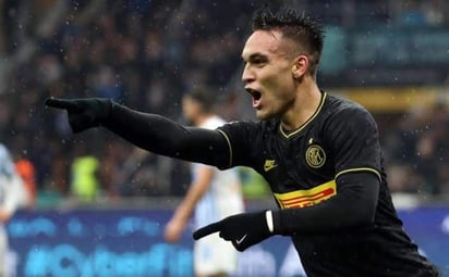 El argentino Lautaro Martínez anotó los dos tantos con los que Inter derrotó 2-1 al Spal, para subir a la cima de la liga italiana. (EFE)