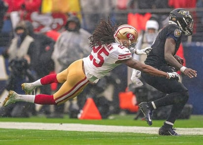 El pateador Justin Tucker (9) conecta un gol de campo de 49 yardas para ganar el partido. (ESPECIAL)