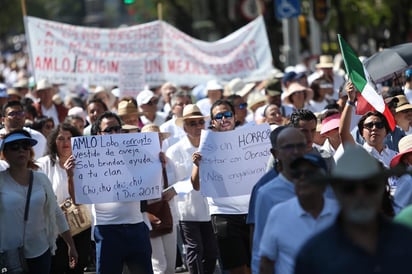 Durante su conferencia de prensa mañanera, en Palacio Nacional, el titular del Ejecutivo señaló que en esa movilización participaron dirigentes de partidos. (EFE)