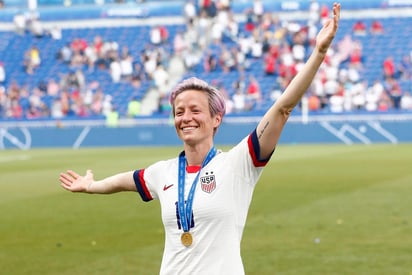 Rapinoe no acudió a recoger en persona su trofeo, pero dejó un mensaje grabado en el que destacó el apoyo de los aficionados. (ARCHIVO)