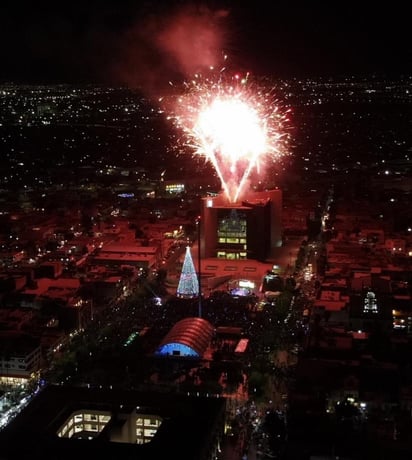 Una serie de fuegos pirotécnicos iluminaron la plaza, al tiempo que los niños y niñas disfrutaban de la llegada de una nueva época decembrina. (CORTESÍA)