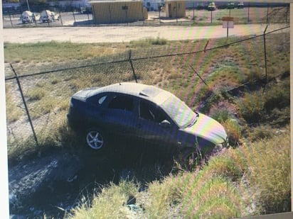 El vehículo se salió del camino y terminó al circular sobre la calzada Guadalupe Victoria de la ciudad de Lerdo. (EL SIGLO DE TORREÓN)