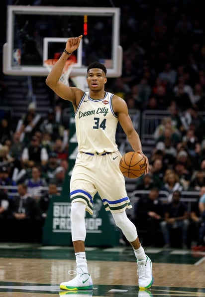 Giannis Antetokounmpo metió 29 puntos en la paliza de los Bucks 132-88 sobre los Knicks de Nueva York. (AP)