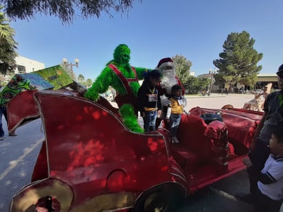 Los estudiantes de la universidad se caracterizan de personajes de navidad para entregar regalos a niños de escasos recursos. (DIANA GONZÁLEZ)