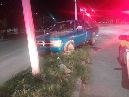 Terminó sobre un camellón central después de perder el control de su automóvil al intentar dar vuelta. (EL SIGLO DE TORREÓN)