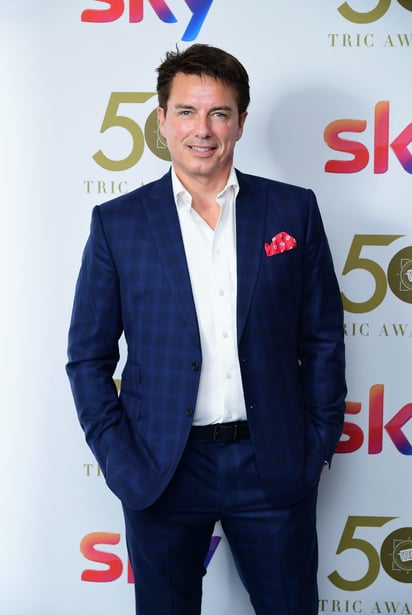 Hospitalizado. John Barrowman requiere de inyecciones intraespinales. (ESPECIAL) 