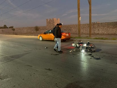 Conductor es arrollado por una camioneta cuando ayudaba a un motociclista que se impactó en su auto. (EL SIGLO DE TORREÓN)