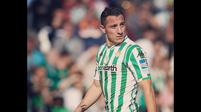 Andrés Guardado renovó su contrato con el Real Betis por dos años más. (ESPECIAL)