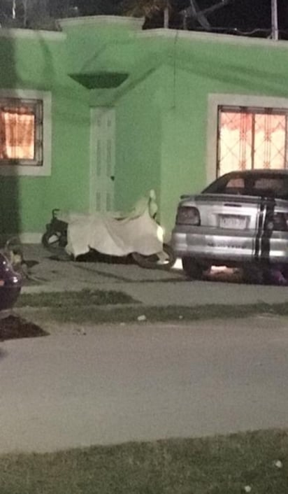 Debajo de la motocicleta quedó la persona asesinada en la colonia Joyas del Bosque. (EL SIGLO DE TORREÓN)