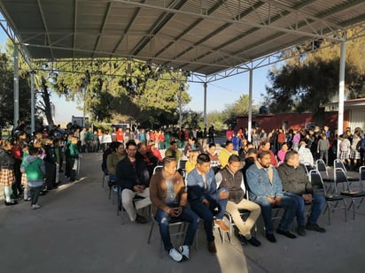 Continuando con la entrega de infraestructura educativa, las autoridades municipales inauguraron la techumbre de una primaria. (EL SIGLO DE TORREÓN / BETTY SILVA) 